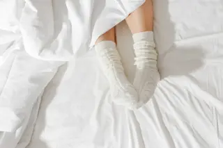 Sleep Experts Weigh In on the Sock-to-Bed Trend: Modest Benefits, Real Risks