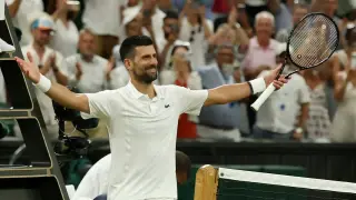 Djokovic Surges Past Time in Wimbledon Marathon, Reaches Semifinals at 39