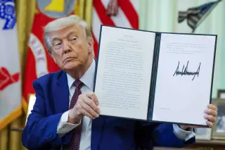 Trump expands at-will firing to 8,000 senior federal workers