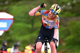 Van der Breggen storms Les Praeres to take Vuelta Femenina stage 6 and the GC lead