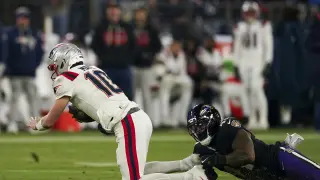 Patriots' offseason bets: big upside, lingering concerns as camp opens