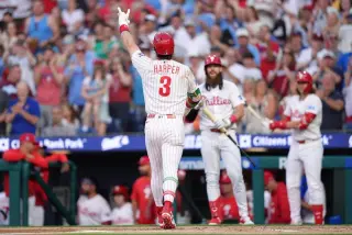 Harper completes first career cycle in five innings as Phillies top Mets
