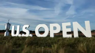 Fog Delays Start as Crowded Leaderboard Takes Shape in U.S. Open Round 1