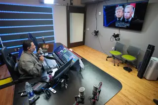 Pennsylvania Spanish-Language Radio Show Highlights Voter Anger Over Economic Strain