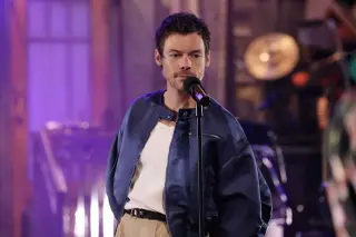 Harry Styles Drops Playful Jab About Taylor Swift’s Wedding Onstage