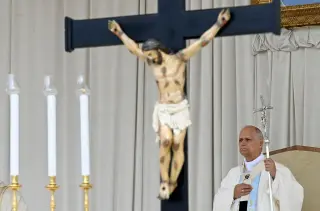 Pope in Pompeii Urges Mercy, Peace for World Leaders Through Mary’s Rosary