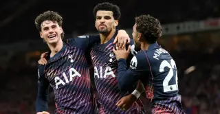 Solanke’s Late Header Stuns 10-Man Spurs to Halt United’s Winless Streak