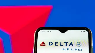 DEF CON attendees linked to rogue onboard Wi‑Fi phishing on Delta flight
