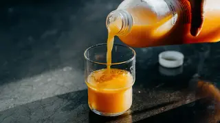 Blood Vitamin C Linked to Stronger Brain Connectivity in Aging