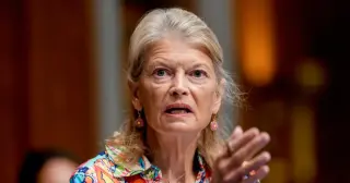 Murkowski Backs Democrat Kreiss-Tomkins in Alaska Governor’s Race