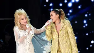 Miley Cyrus Returns to Hollywood Bowl Stage with Emotional Dolly Parton Tribute