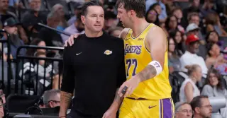 Lakers Rest Stars, Warriors Win 124-98 in Preseason