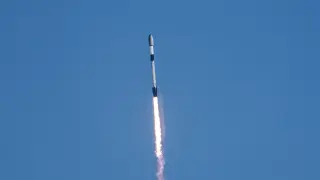 SpaceX lofts 24 Starlink satellites from California