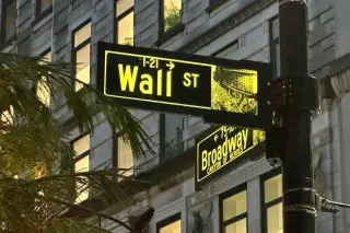 US Stocks Hit Record Highs as Jobs Data Eases Inflation Fears