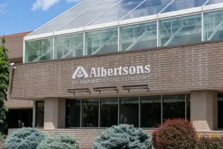 Albertsons pivots to four regional hubs as Q1 slips and leadership edge looms