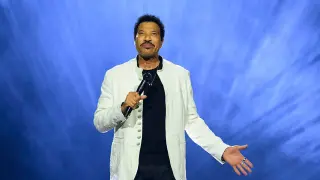 Lionel Richie Halts Opening Night Tour After Dizzy Spell