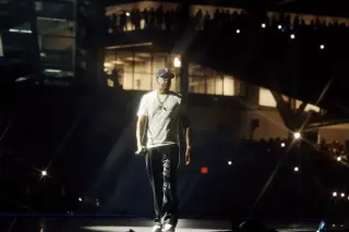 Beyoncé Shaves Jay-Z’s Afro on Stage at Yankee Stadium