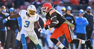Njoku heads to the Chargers on a one-year deal, chasing a fresh start