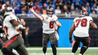 Baker Mayfield exits Buccaneers' loss with dislocated right thumb