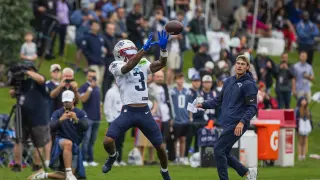 Blue-White Scrimmage Sparks Patriots Win as DeVito, Maye Shine