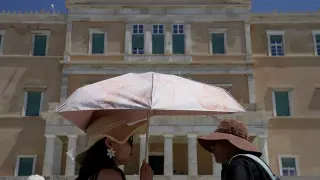 Athens embraces sun-smart styling as heatwaves heighten UV awareness