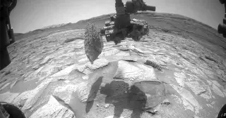 Curiosity Unpins Stubborn Martian Rock After Week-Long Struggle