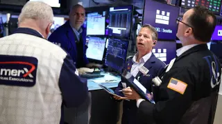 Stable-Income Picks: EPD, CHRD, and DVN Highlighted by Top Analysts