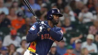 Astros Hold Edge Over White Sox in Daikin Park Showdown
