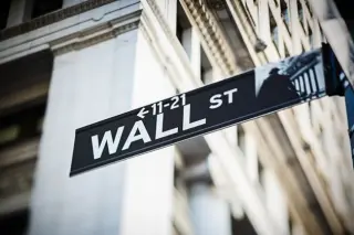 AI Bubble Fears Hit Markets as Valuations Defy Dot-Com Comparisons