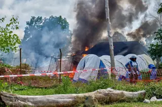 Mob torches Ebola clinic in Congo as 18 suspected patients flee
