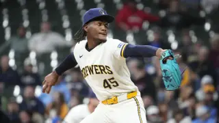 Uribe Becomes Brewers' Closer as Jansen Reaches 480 Saves, No. 3 All-Time