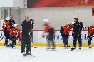 Flyers suffer historic 7-0 opener as Penguins depth shines