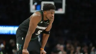 Edwards’s Eight-Minute Respect Gesture Sparks Debate as Wolves Fall in Game 6