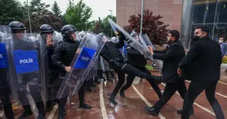 Turkish police raid CHP HQ after court ousts Ozgur Ozel