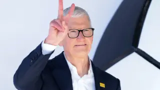Samsung Roasts Tim Cook with a Doppelgänger Ad for the Galaxy Z Fold8
