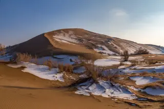 Mars Winter: When CO2 Locks the Air into Ice at the Poles