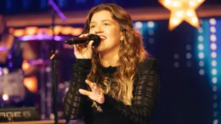Kelly Clarkson closes show with dazzling 'Golden' Kellyoke in finale