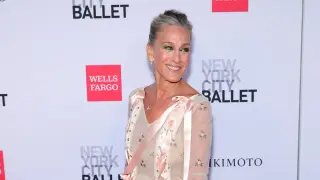Vogue Praises Sarah Jessica Parker’s Sophisticated Gray-Blended Updo