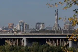 West Defies Moscow as Kyiv Endures Bridge Strikes and Peace Talks Emerge