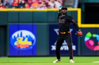Reds Promote Edwin Arroyo as De La Cruz Lands on IL with Hamstring Strain