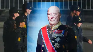 Norway Sees Off a Beloved Monarch as Royal Procession Winds Through Oslo