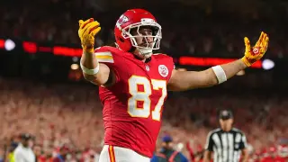 Swift Celebrates Kelce's First 2026 TD as Chiefs Top Colts