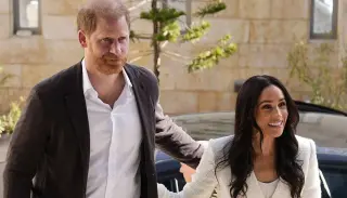 Sussexes scrap Nottingham walkabout to avoid hostile crowds