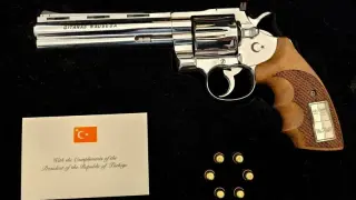 Erdogan’s Ankara gesture: NATO leaders receive vintage Turkish revolvers