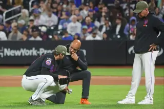 Holmes fractures fibula in Subway Series setback, Mets' rotation hit hard