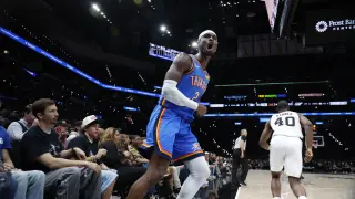 Healthy Thunder dominate Spurs in 116-104 season opener