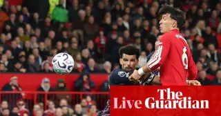 Solanke’s late header salvages point for 10-man Spurs as United fail to close out win