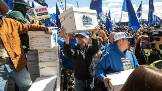Alberta Advances Toward Independence Referendum After 302,000 Signatures