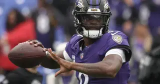 Lamar Jackson exits Ravens' win over Titans with ankle injury