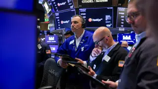 1999 Revisited: Bulls and Bears Split on Tech Bets